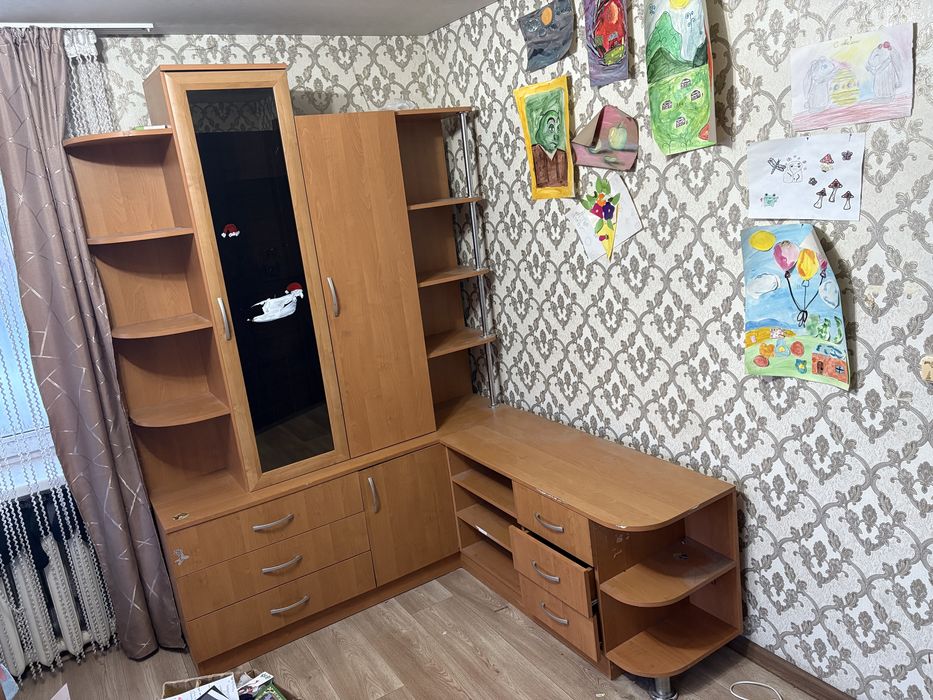 Продам сервант угловой