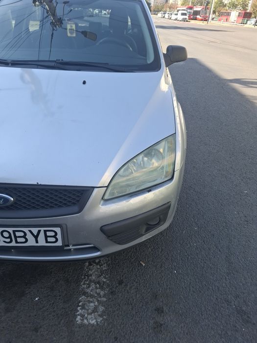 Vând urgent ford focus 1.6 diesel.  Klima geamurile electrice   înmatriculat
