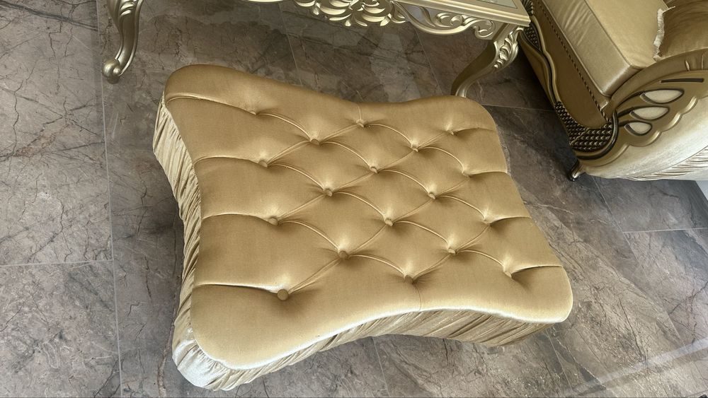 Златен диван с орнаменти