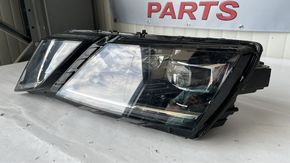 4 броя десен и 2 брой ляв фар Skoda Octavia 3 Facelift 2017-