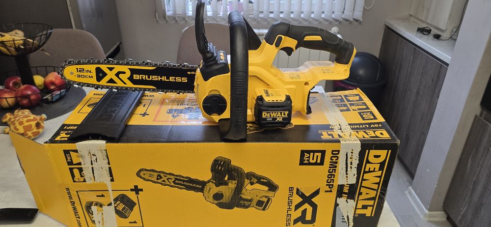 Акумолаторна резачка Dewalt dcm565