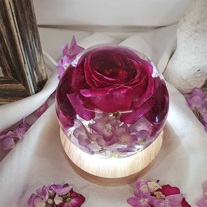 Магията на светлината: LED лампа със сушени рози и хортензии