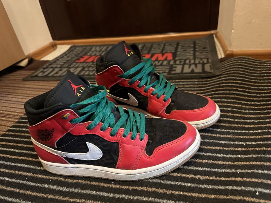 Jordan 1 Mid Christmas Edition