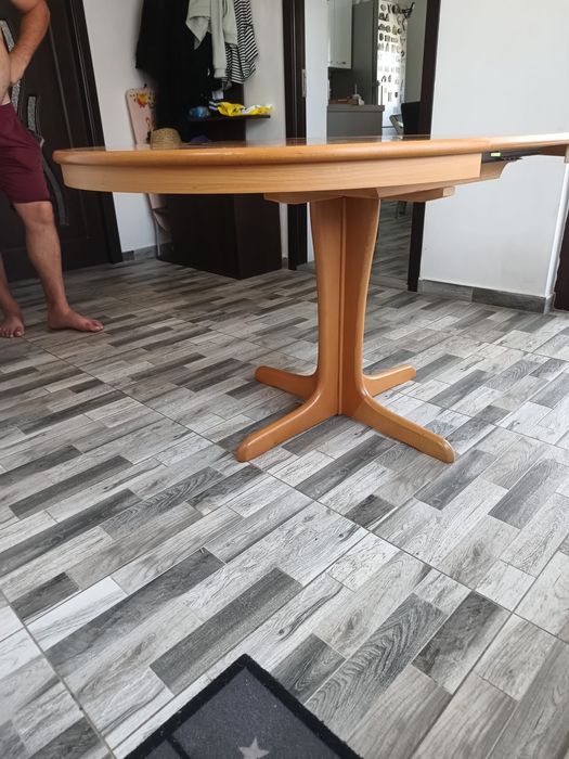 Set masă rotundă extensibilă (diametru 90 cm) + 4 scaune tapițate, le