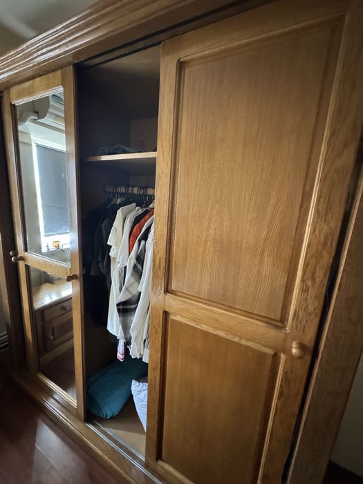 Dormitor lemn masiv (pat 160x200 + 2 noptiere + șifonier) – stare foarte bună