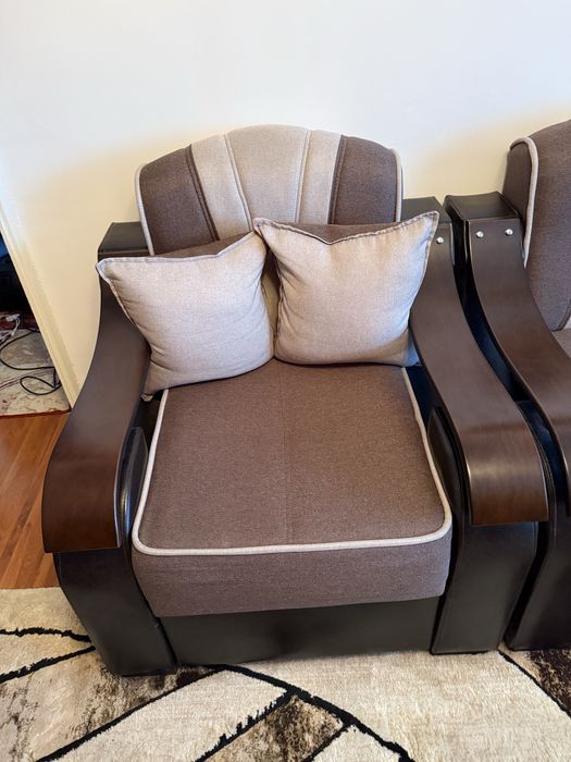 Vând canapea extensibilă + 2 fotolii