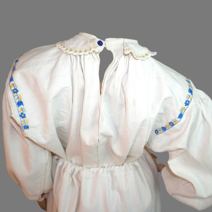 Spacel si poala , ie traditionala veche si poale panza de casa  M