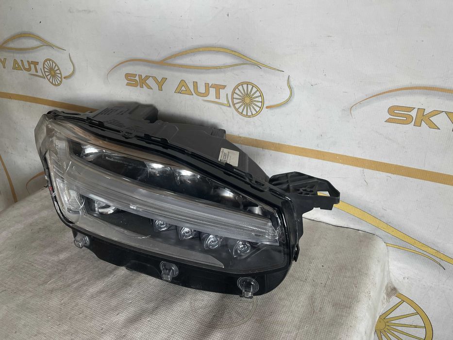 Far dreapta full led Volvo XC90 dupa 2015 cod 32228297