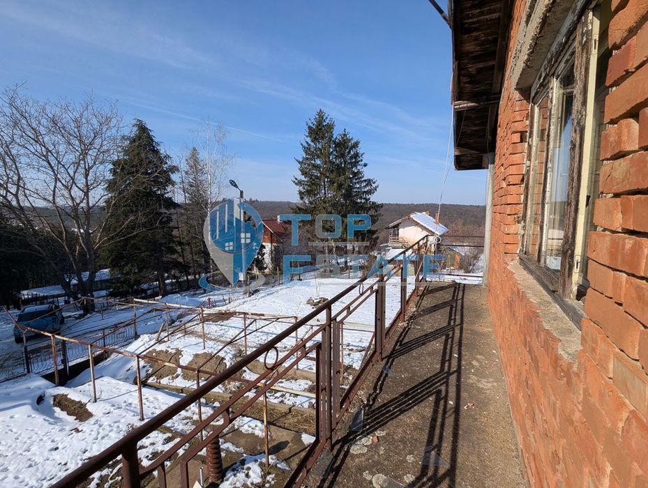 Двуетажна масивна къща с красива гледка в град Борово, област Русе