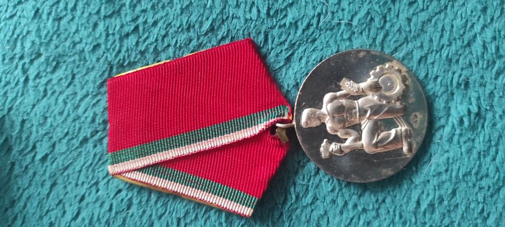 Продавам ордени на труда