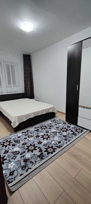 Inchiriez apartament cu 3 camere.