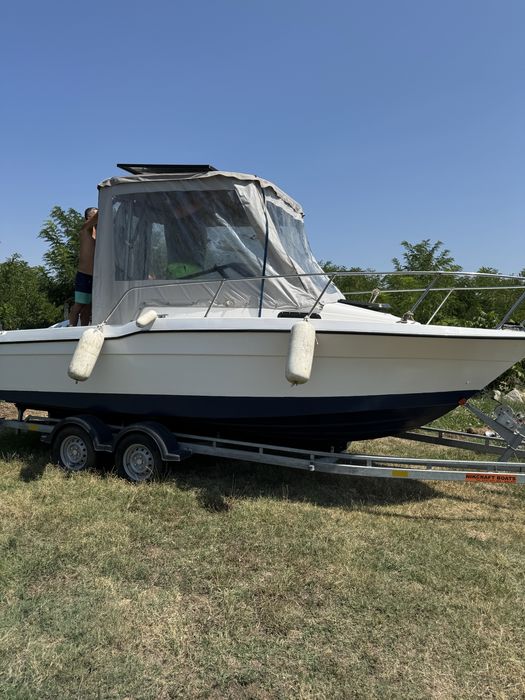 Barca cabinata cu prelata