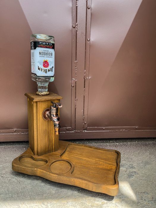 Диспенсър за алкохол с плато за мезета