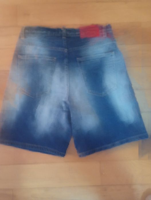 Pantaloni scurți