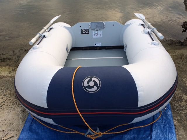 Надуваема лодка с твърдо дъно Yamaha 240S и двигател Yamaha F2,5A