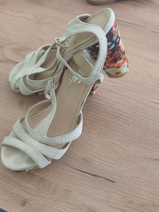 Vând sandale marime 38