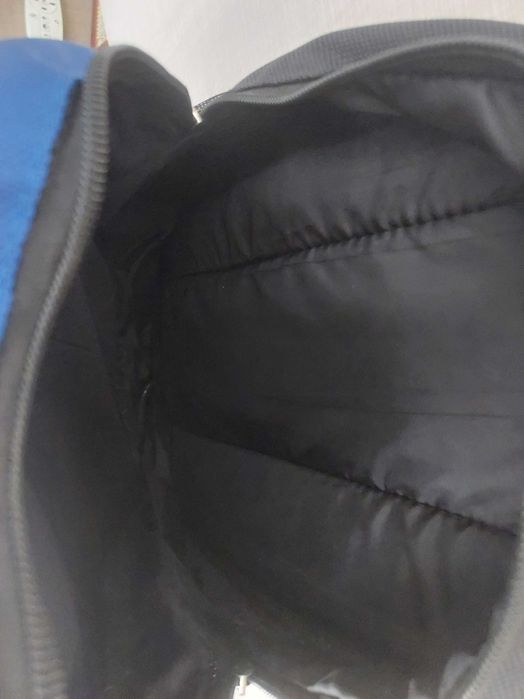 Rucsac negru‑albastru, compact și încăpător
