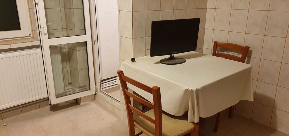 3 camere 1 Mai (Craiova), etaj 1, CT proprie, 2 bai l, decomandat, proprietar