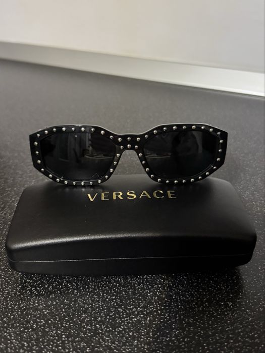 Ochelari de soare Versace.