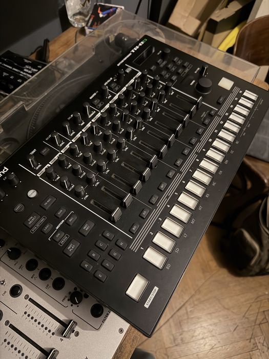 Roland Tr-8S groovebox