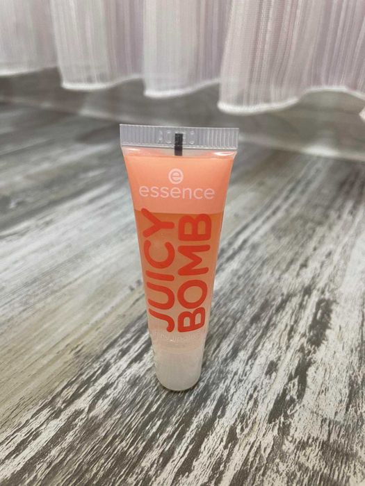Гланц за устни Juisy Bomb