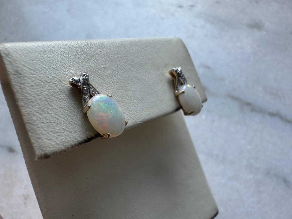 Pereche de cercei din aur, decorată cu opale și diamante