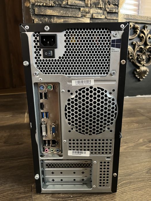 Компютър с монитор + нова клавиатура и мишка комплект