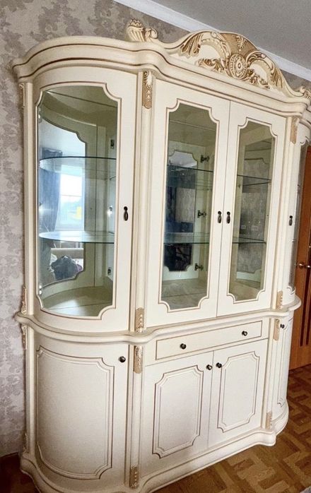 Продам сервант- витрину хорошего качества