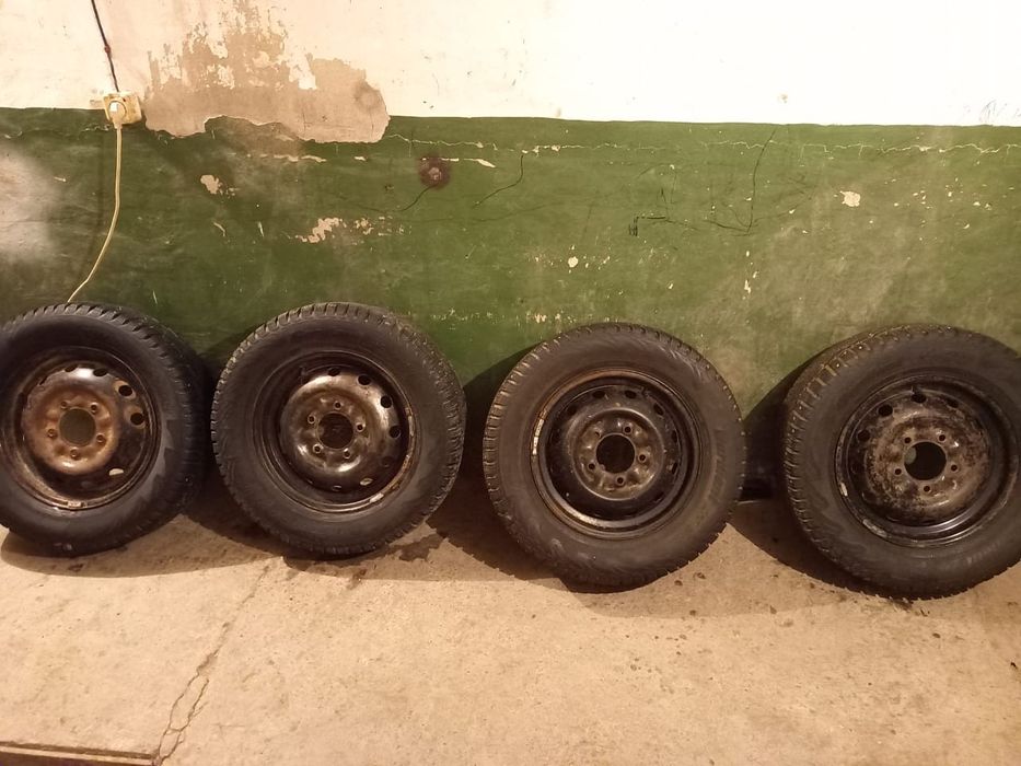 Шины с дисками на Ниву