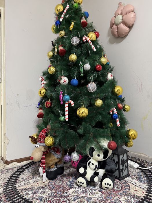 Продается шикарная пушистая новогодняя елка с игрушками и гирляндами