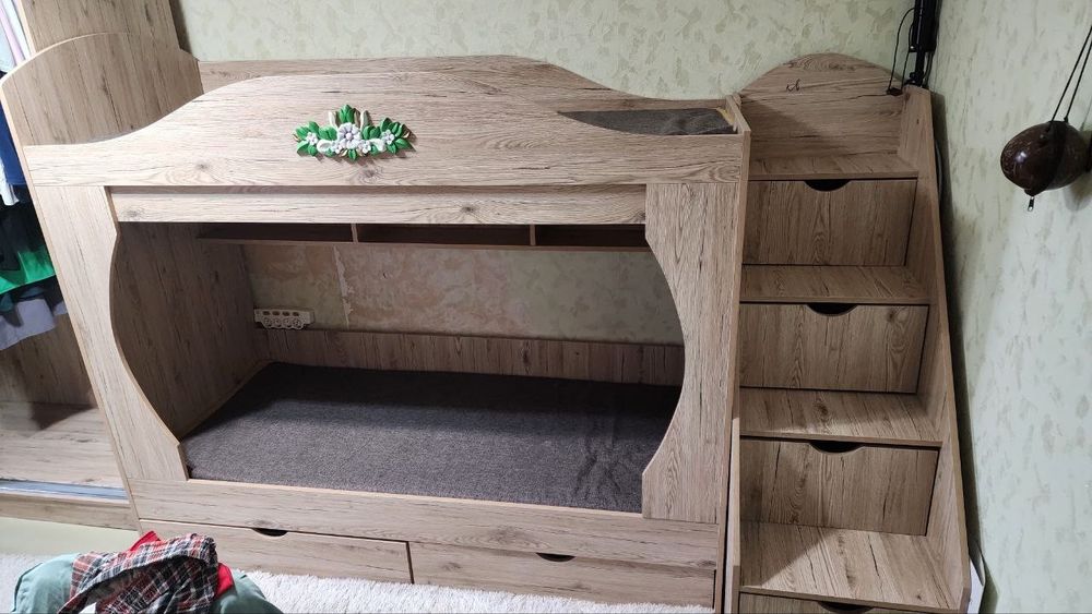 Продаётся шкаф, парта, диван , двухъярусная кровать