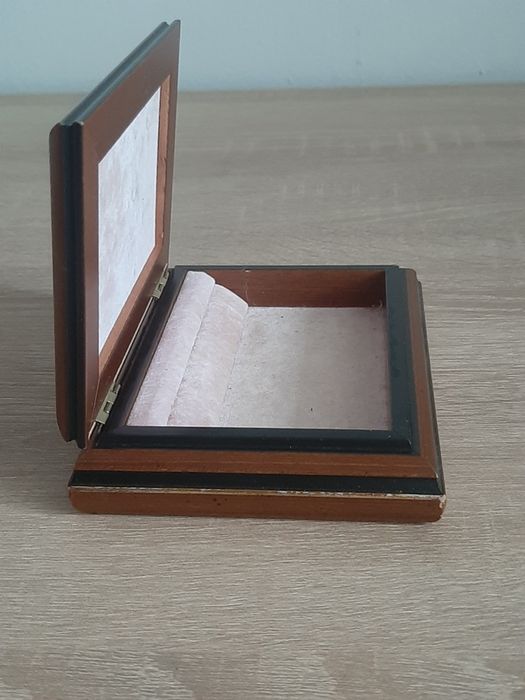 Casetă/ cutie  bijuterii vintage din lemn cu aplicație din ARGINT 925,