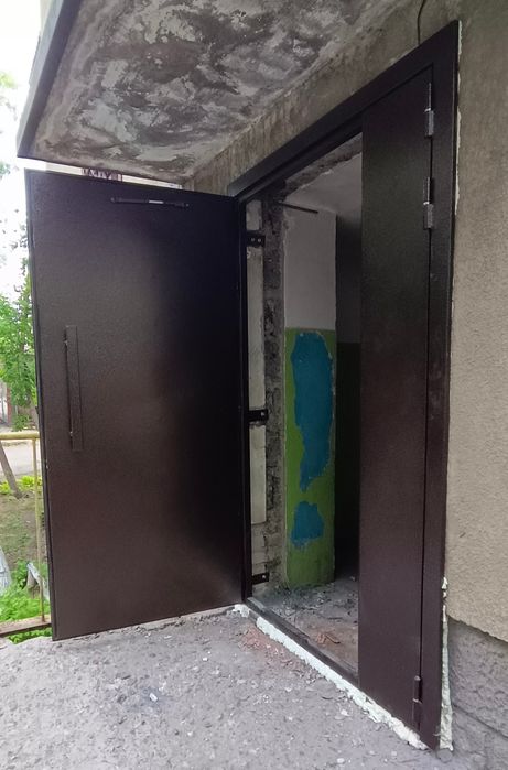 Двери входные в подъезд