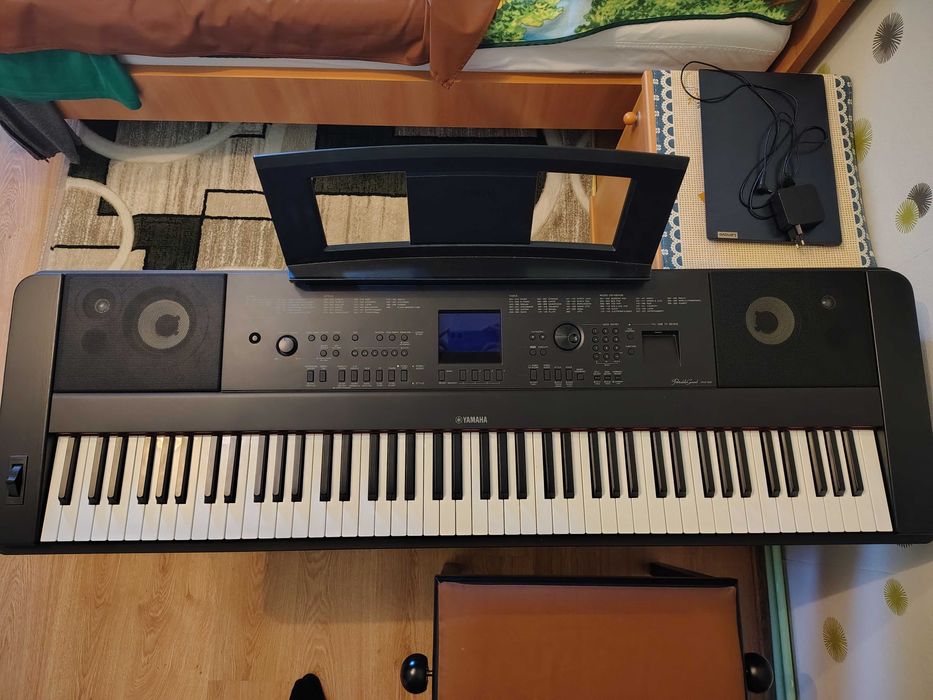 Yamaha Portable Grand DGX-660