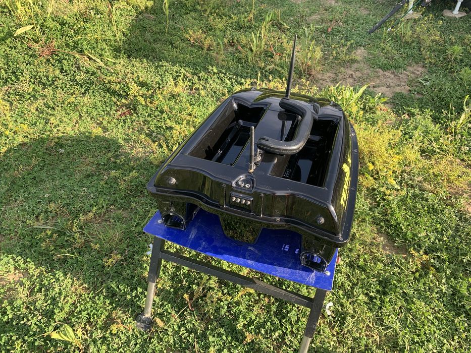 Лодка за захранка Техно-х  с 2 батерии