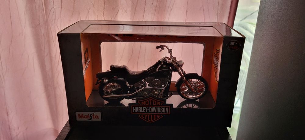 Macheta Harley Davidson 1984 FXST Softail scala 1:18