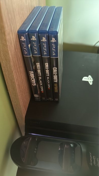 Продавам този PS4pro в много добро състояниe!
