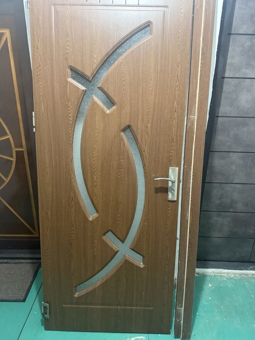 Usa de apartament plus parchet