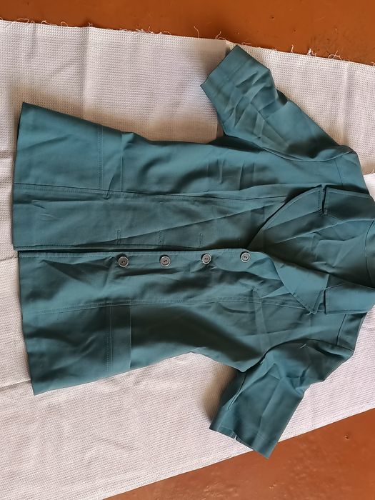 Продам платье и костюмы.