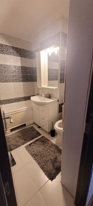 Vand apartament cu 3 camere strada Macilor nr.16 zona parcul Tineretului