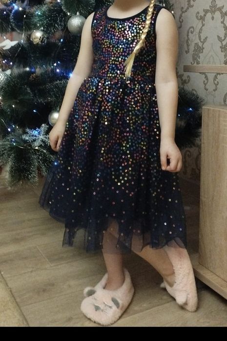 Продам нарядные платья на 4-6 лет