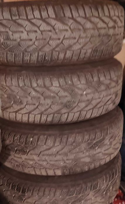 продавам 4 бр. зимни гуми 205/55/16 с метални джанти за БМВ 3