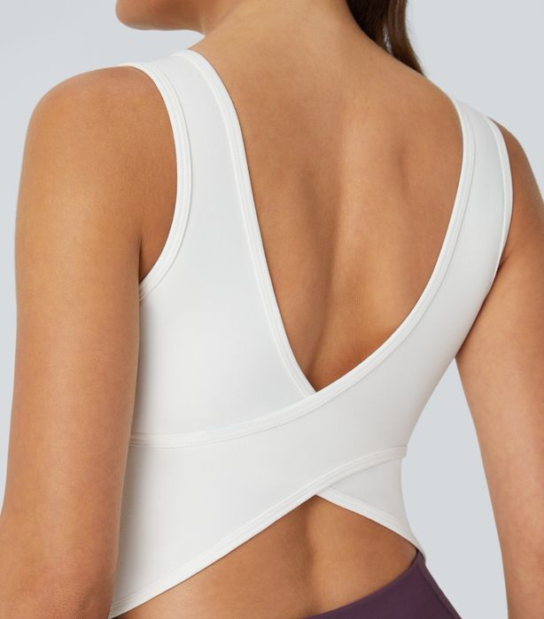 Бял топ с изрязан гръб