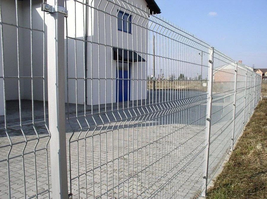Garduri din plasă bordurata