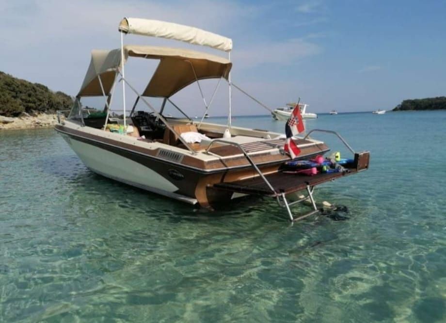 Barcă  cu motor  Glastron