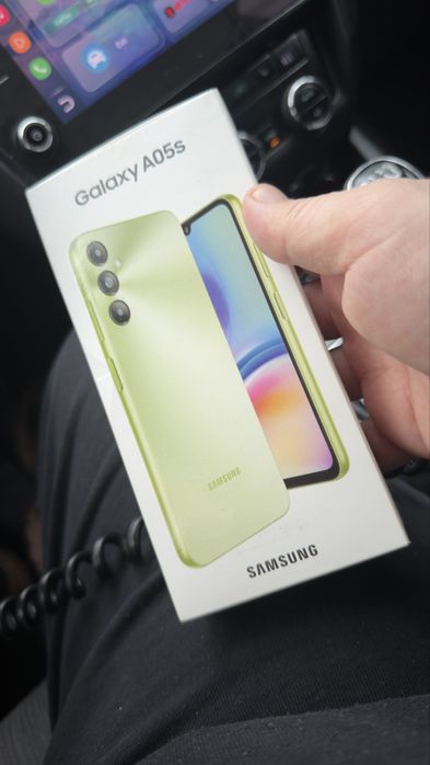 Телефона е на два месеца в много добро състояние