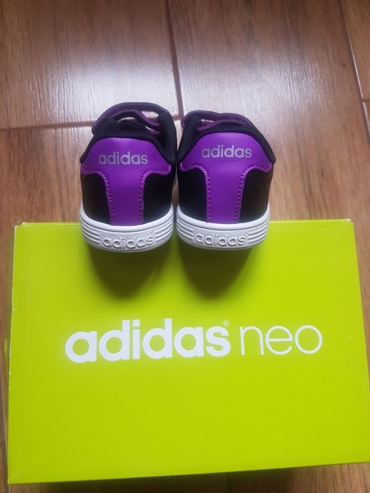 Adidași                  .