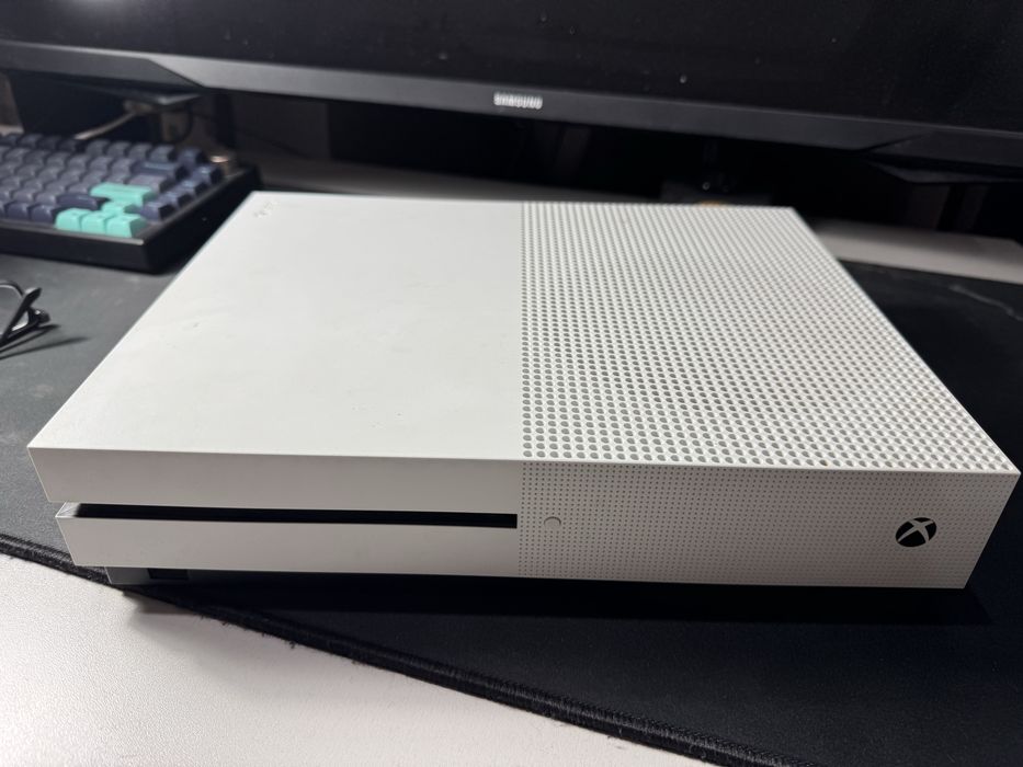 Продам XBOX ONE S 1tb