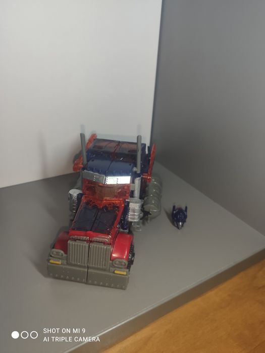 Трансформер Оптимус Прайм