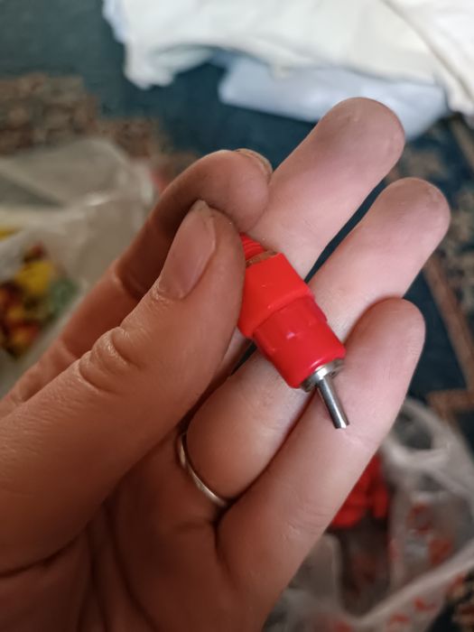 Ниппельная поилка для птиц